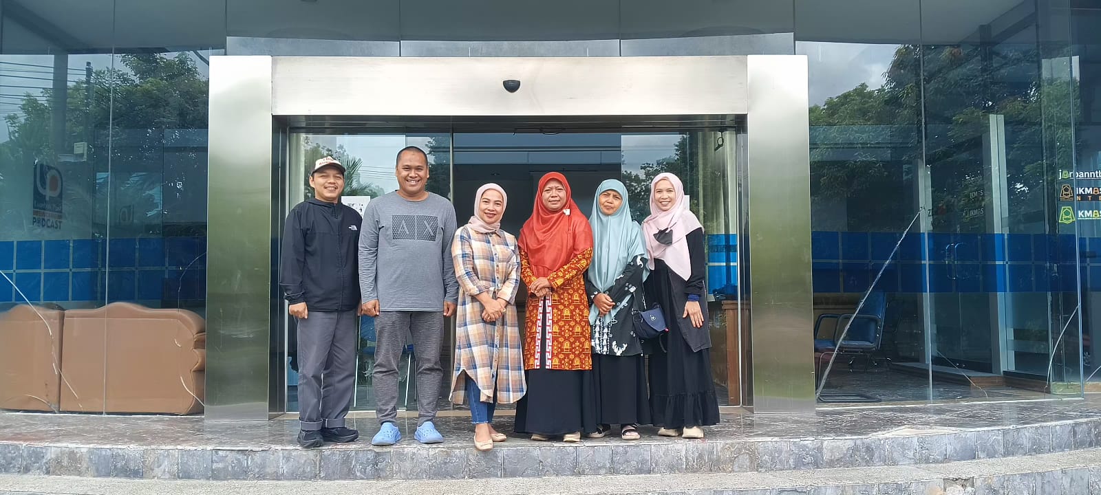 Direktur Lombok Post (dua dari kiri)  bersama Ketua Yayasan YBIM NTB (tiga dari kanan) saat berkunjung ke kantor Lombok Post, Kamis (15/1).