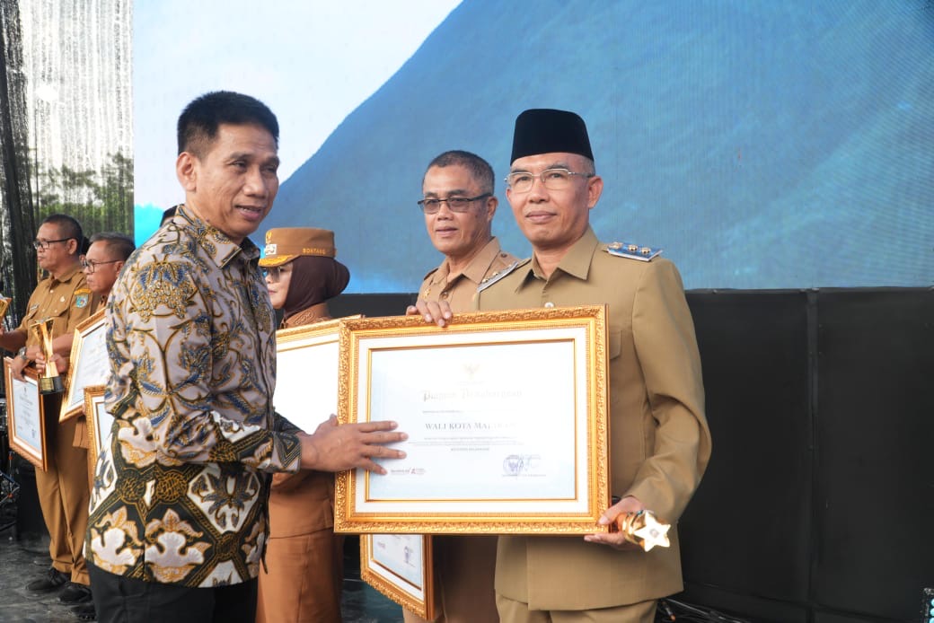 Wakil Wali Kota Mataram TGH Mujiburrahman menerima penghargaan.