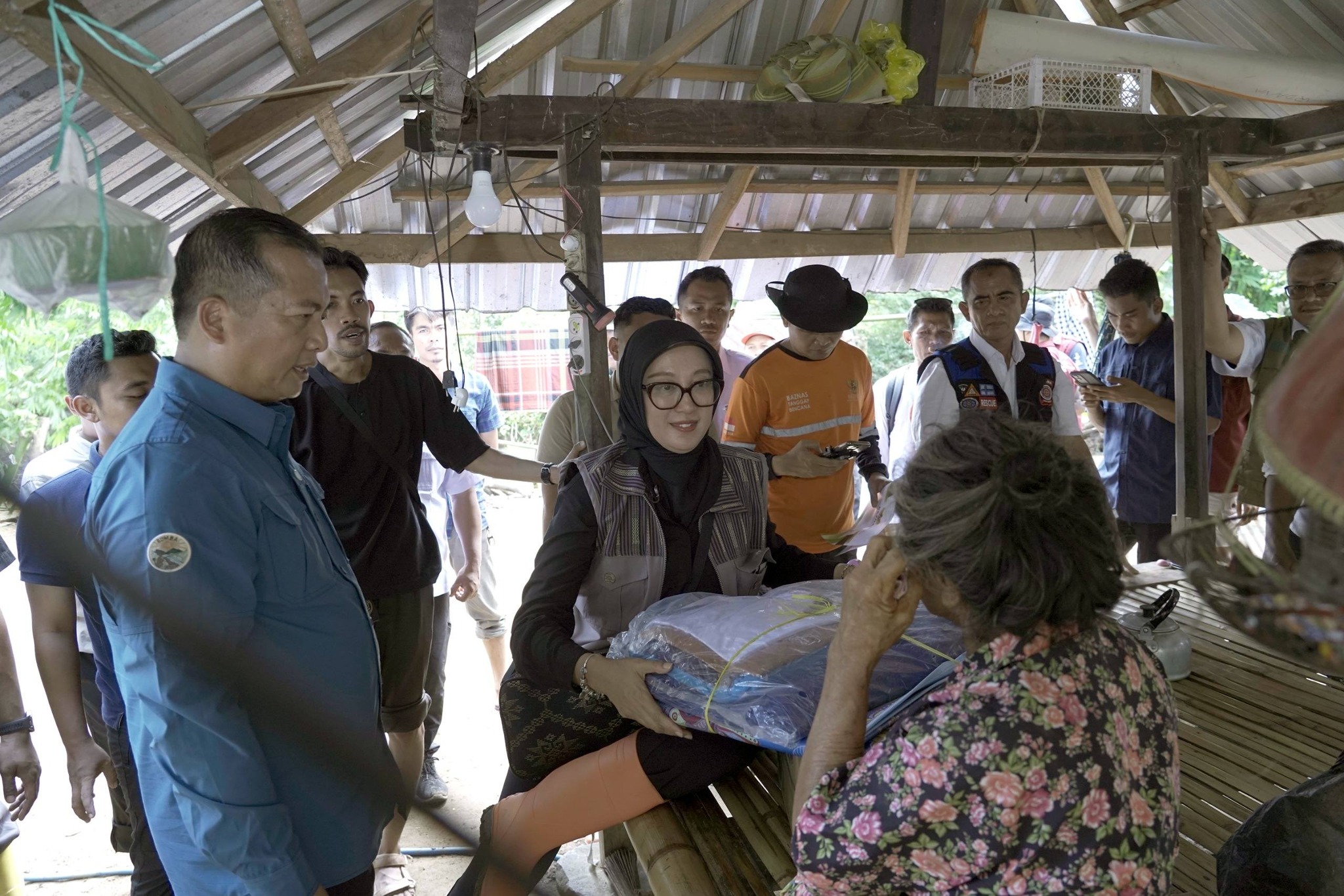 Gubernur NTB Lalu Muhamad Iqbal didampingi Ketua TP PKK NTB Sinta M. Iqbal, memberikan bantuan  langsung kondisi korban banjir di Desa Kabul, Lombok Tengah, Rabu (14/1).