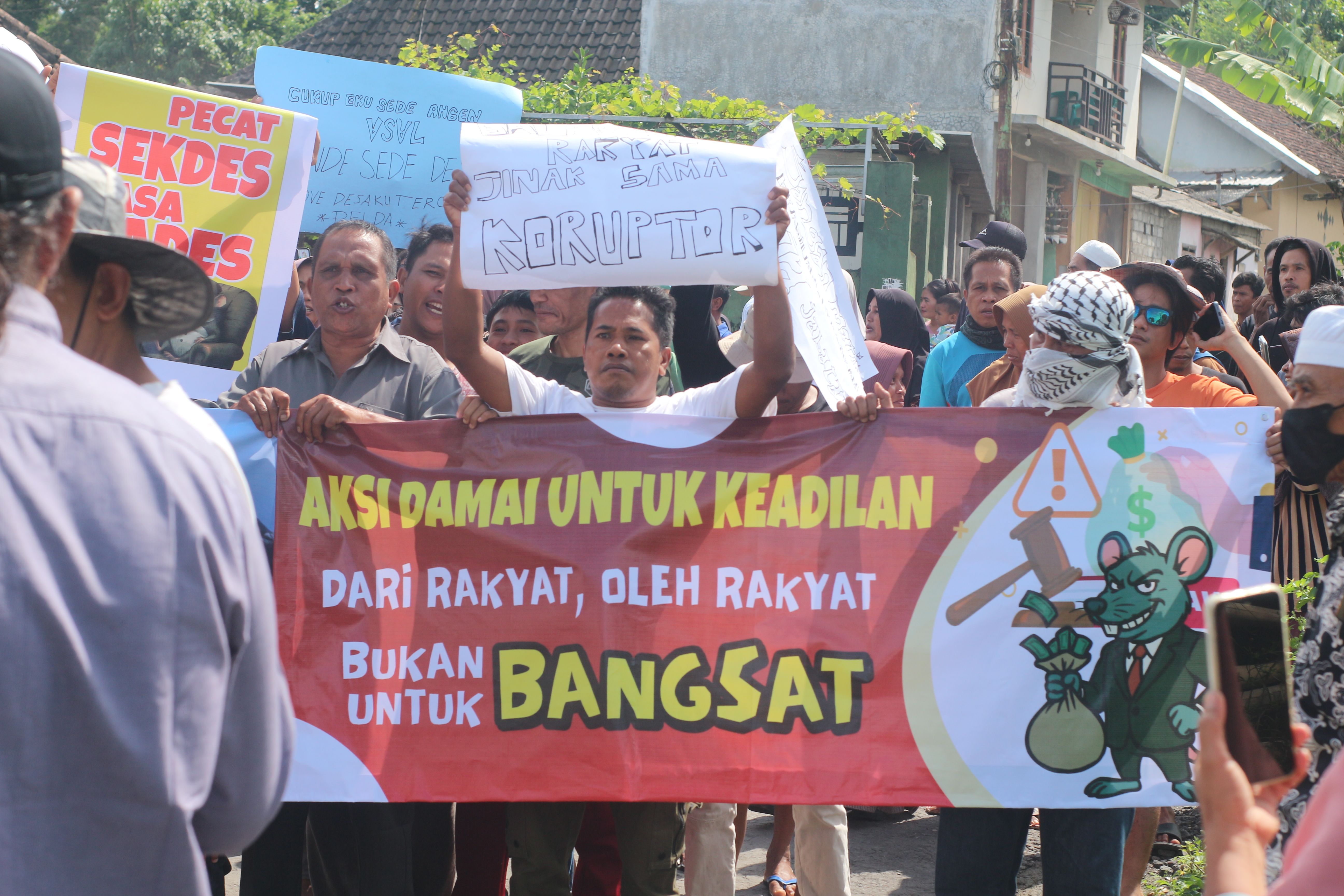 Ratusan Masyarakat Desa Selagik, Kecamatan Terara saat melakukan aksi demonstrasi di depan kantor desa Selagik untuk mendesak Sekdes di copot dari jabatannya, Rabu (14/1).
