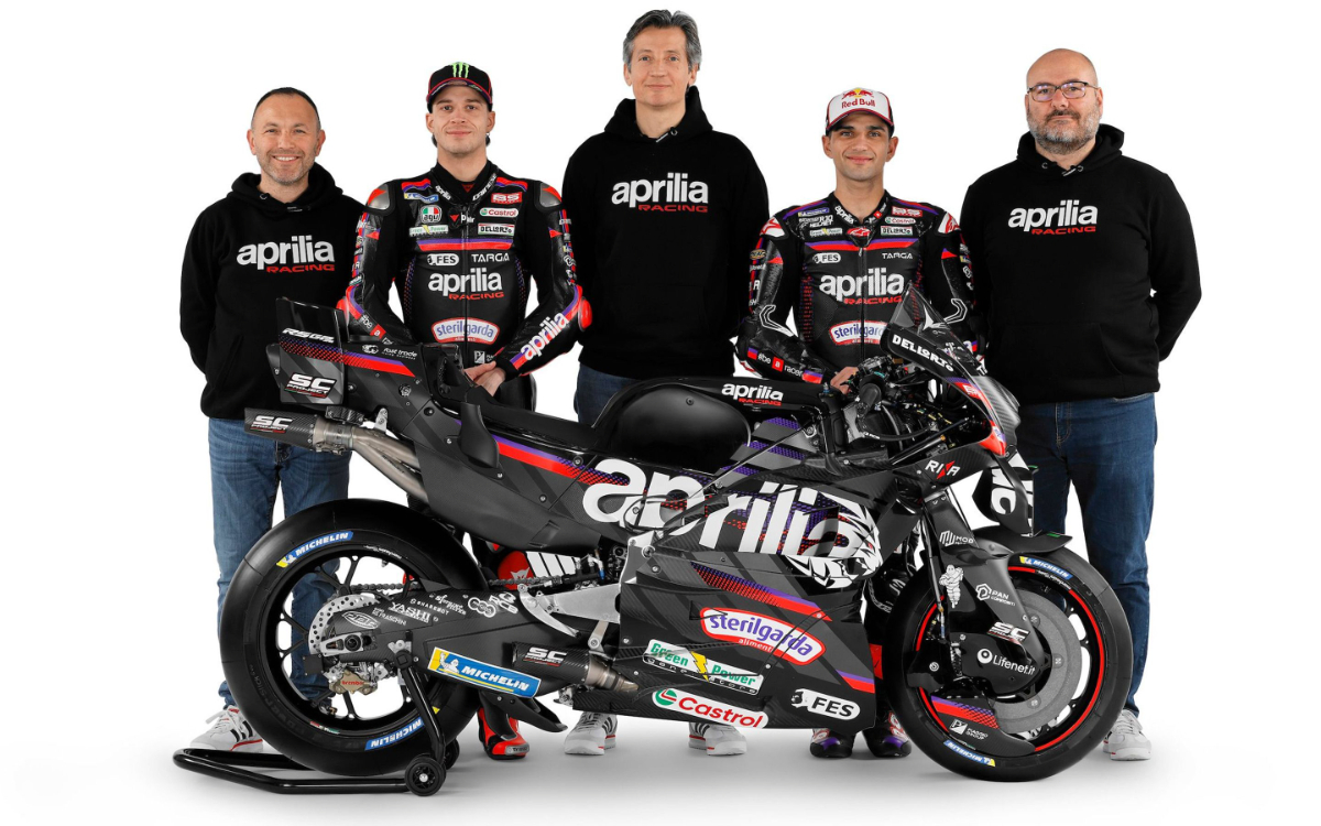Aprilia Racing 2026 meluncurkan livery singa RS-GP26 di Milan. Jorge Martin dan Bezzecchi siap menggigit MotoGP musim ini.