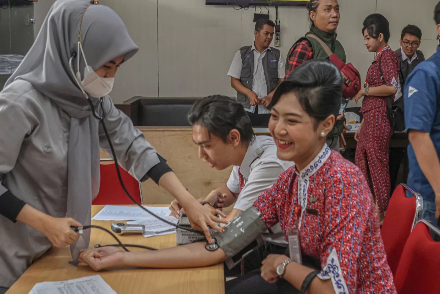 Ilustrasi sejumlah pramugari menjalani tes kesehatan.  (FOTO: JAWAPOS)
