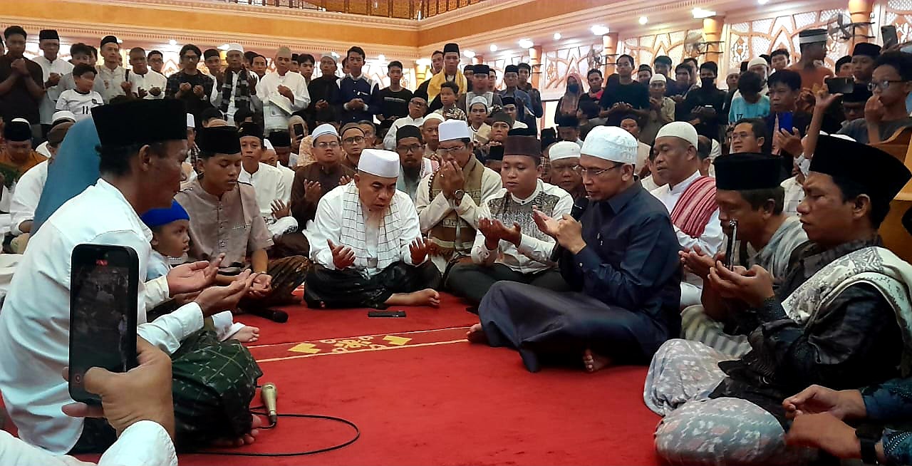 Sekeluarga asal Pagesangan Kota Mataram mengucap dua kalimat syahadat dibimbing TGB M Zainul Majdi di Masjid Hubbul Wathan Islamic Center Mataram, Jumat (16/1).