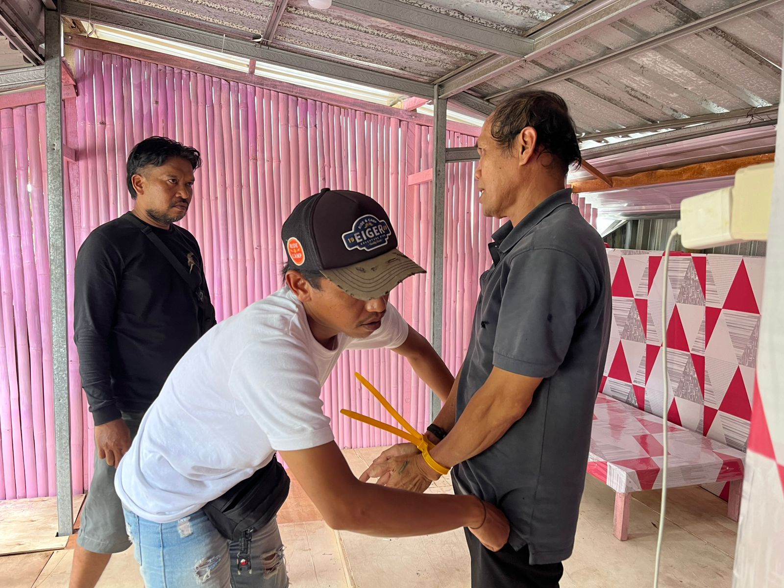 Polisi saat menangkap salah satu terduga Pengedar Narkoba asal kecamatan Selong.