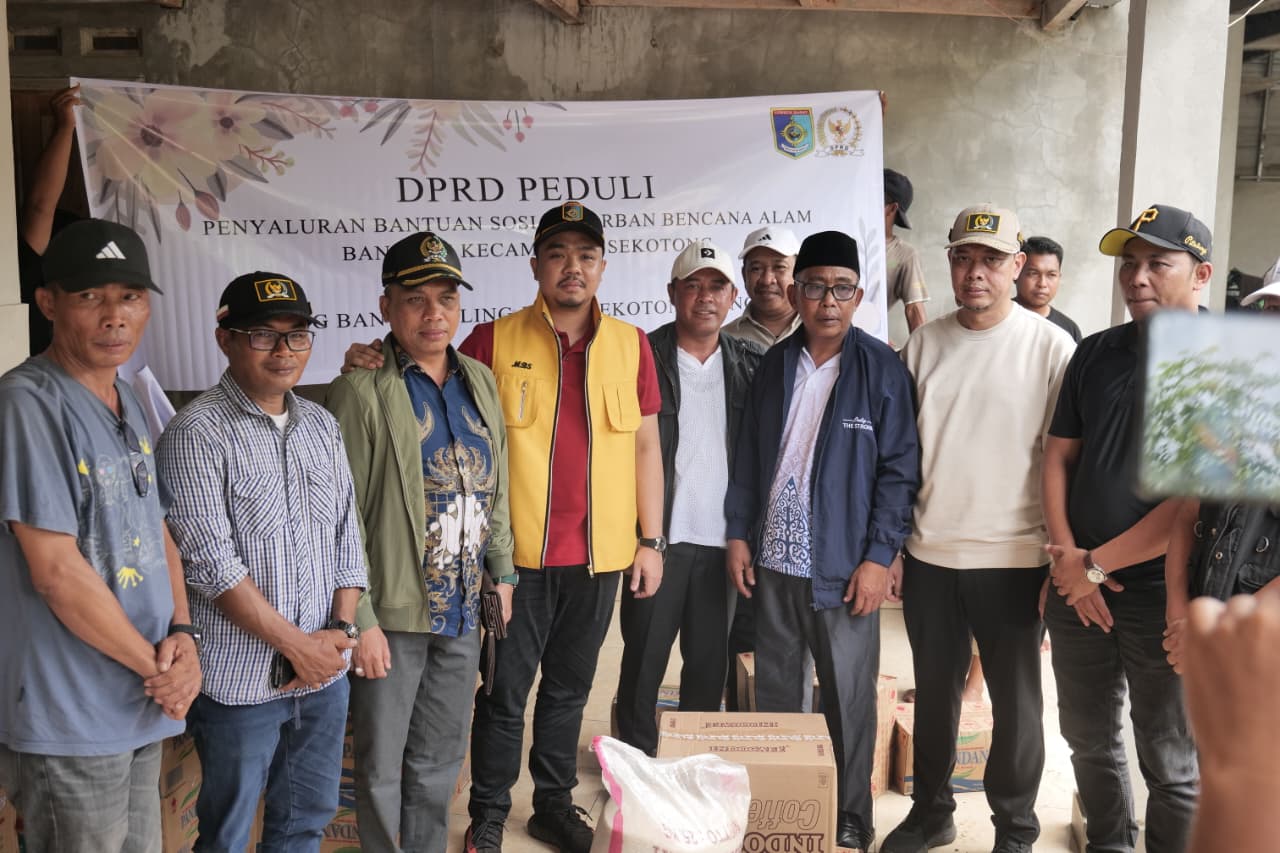 PEDULI: Ketua DPRD Lombok Barat Lalu Ivan Indaryadi bersama para anggota dewan saat menyalurkan bantuan bagi korban banjir Desa Buwun Mas, Kecamatan Sekotong, Jumat (16/1).
