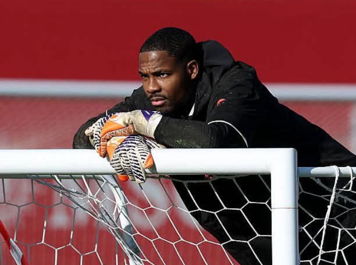 Mike Maignan, kiper sekaligus kapten AC Milan.
