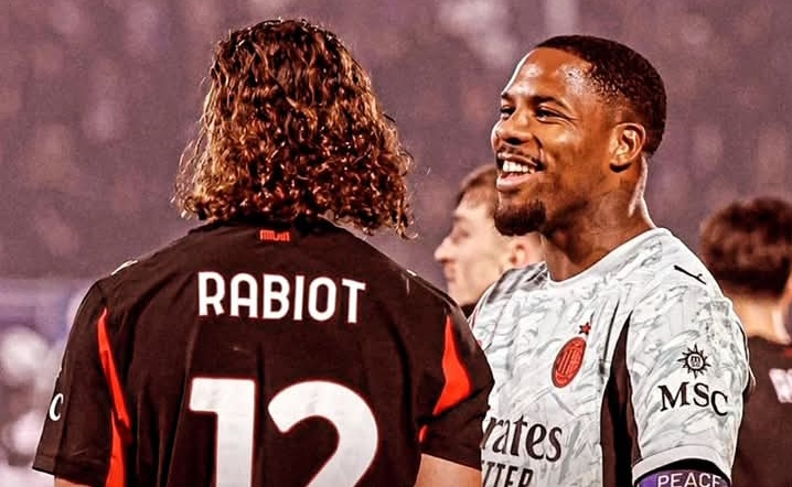 Adrien Rabiot dan Mike Maignan, dua pemain AC Milan yang tampil gemilang saat melibas Como.