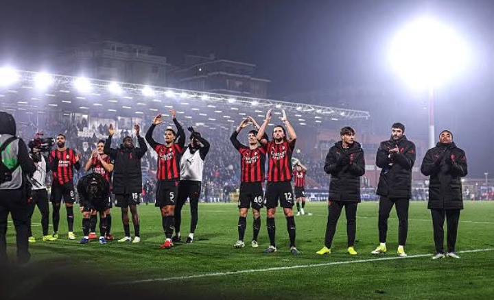 Para pemain AC Milan menyapa fans, usai kemenangan 3-1 atas tuan rumah Como.