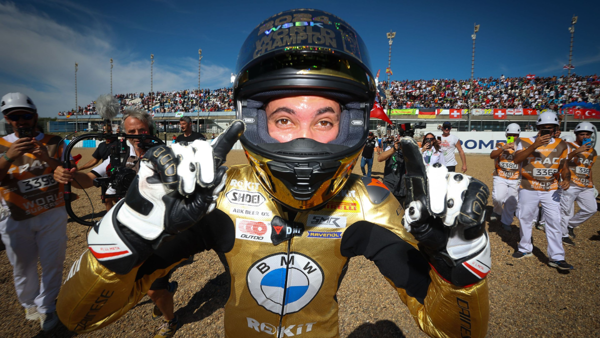 Toprak Razgatlioglu, juara WorldSBK tiga kali, siap debut MotoGP 2026. Dari raja stoppie hingga ikon balap dunia.