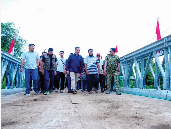 TINJAU JEMBATAN: Gubernur NTB Lalu Muhamad Iqbal saat meninjau pembangunan jembatan Perigi di Lombok Timur, Jumat (16/1).