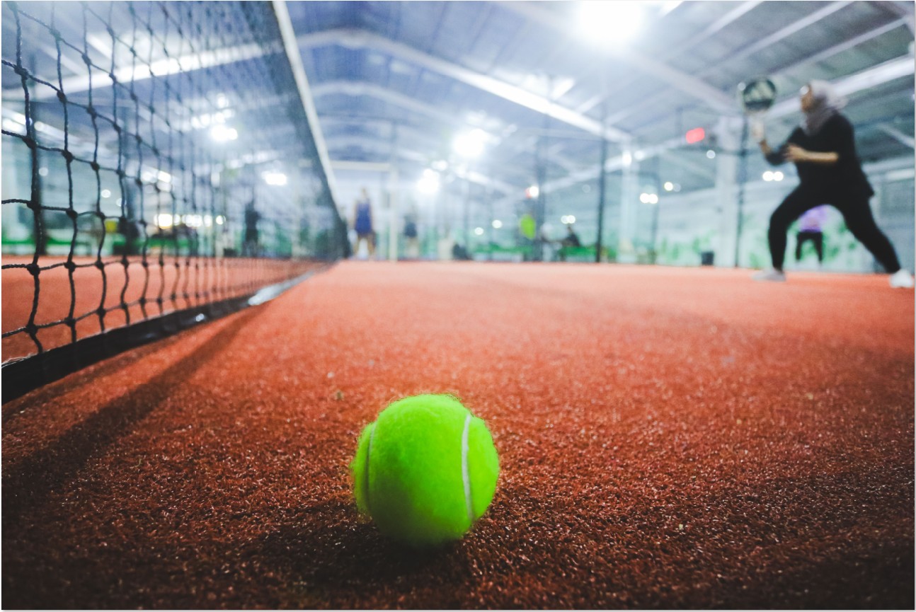 TAK SEKADAR OLAHRAGA: Beberapa perempuan sedang bermain padel di Mataram Mall, Kamis (15/1) lalu. Selain olahraga, padel juga jadi tempat bersosialisasi.