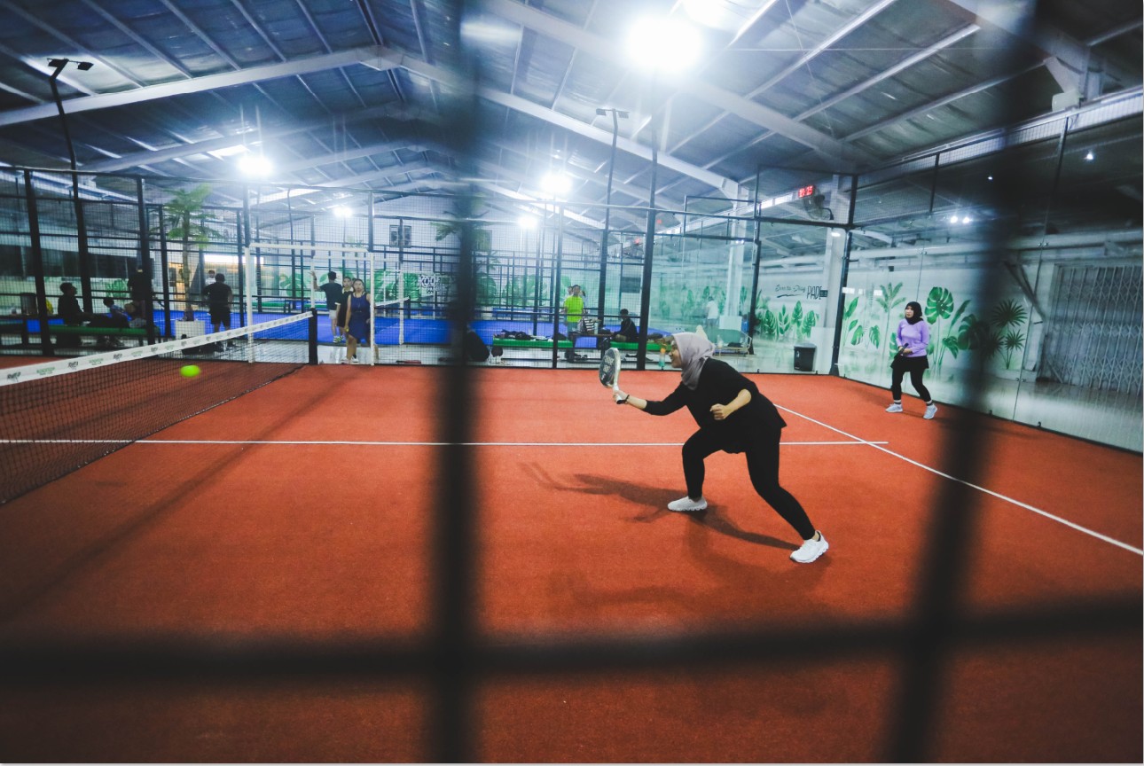 TAK SEKADAR OLAHRAGA: Beberapa perempuan sedang bermain padel di Mataram Mall, Kamis (15/1) lalu. Selain olahraga, padel juga jadi tempat bersosialisasi.