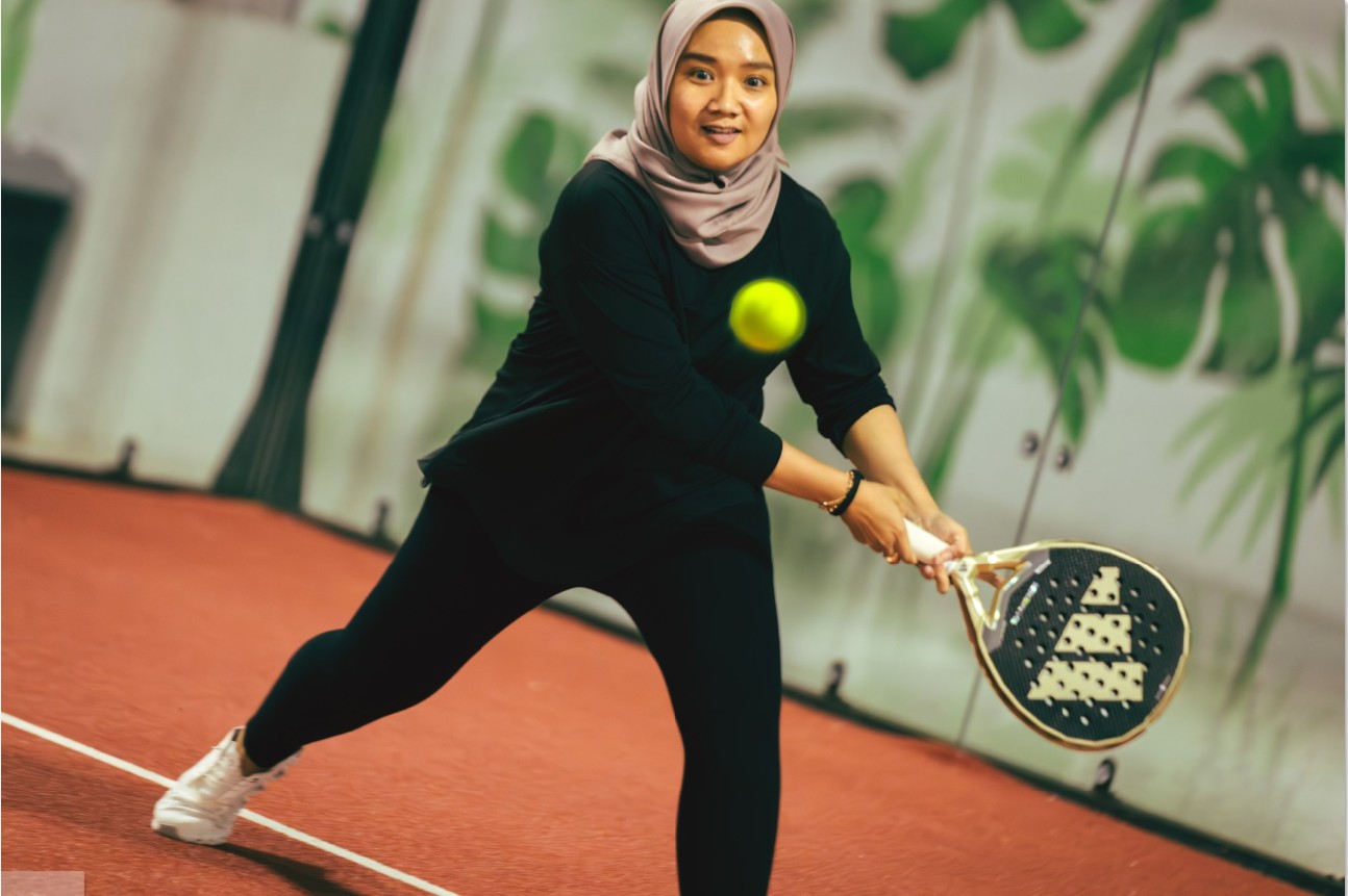 KIAN POPULER: Seorang perempuan sedang bermain padel di Mataram Mall, Kamis (15/1) lalu. Olahraga ini semakin digemari masyarakat NTB.
