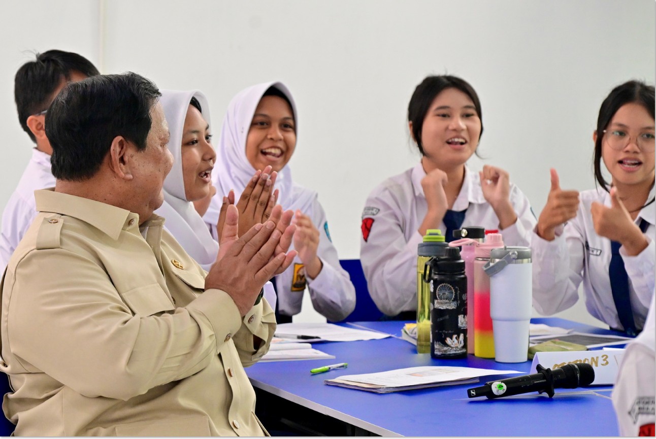 AYO IKUT TKA: Presiden Prabowo Subianto menyapa dan bernyanyi bersama siswa-siswi saat meluncurkan program Digitalisasi Pembelajaran Untuk Indonesia Cerdas di SMP Negeri 4 Kota Bekasi.