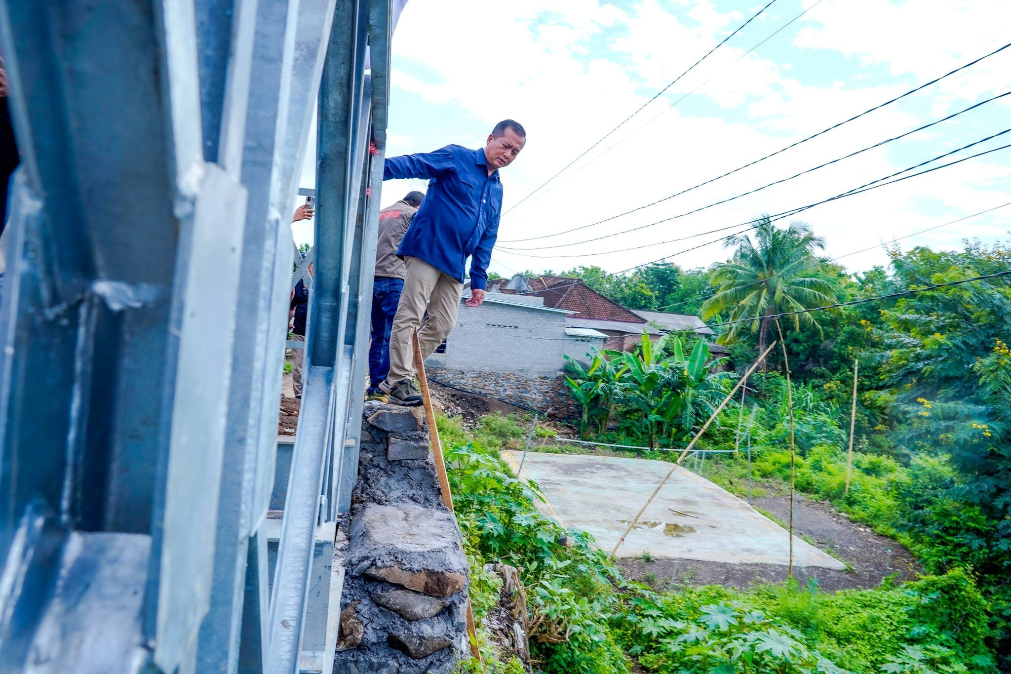 Gubernur Nusa Tenggara Barat, Lalu Muhamad Iqbal, melakukan peninjauan langsung terhadap pembangunan Jembatan Bailey di Desa Perigi, Kecamatan Suela, Lombok Timur, Jumat (16/1/2026).