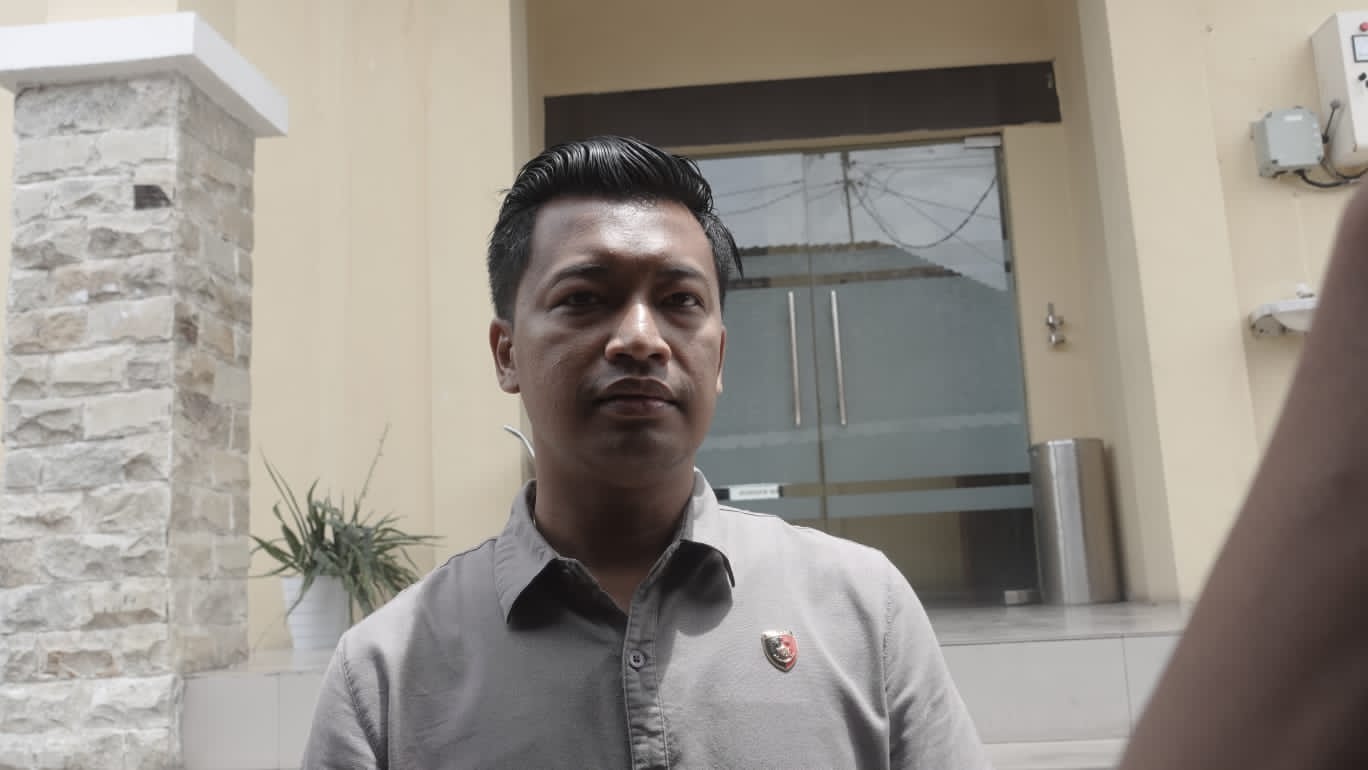 BERIKAN KETERANGAN: Kasatreskrim Polresta Mataram AKP I Made Dharma Yulia Putra memberikan keterangan terkait korupsi pengadaan masker di Mapolresta Mataram, Kamis (15/1).