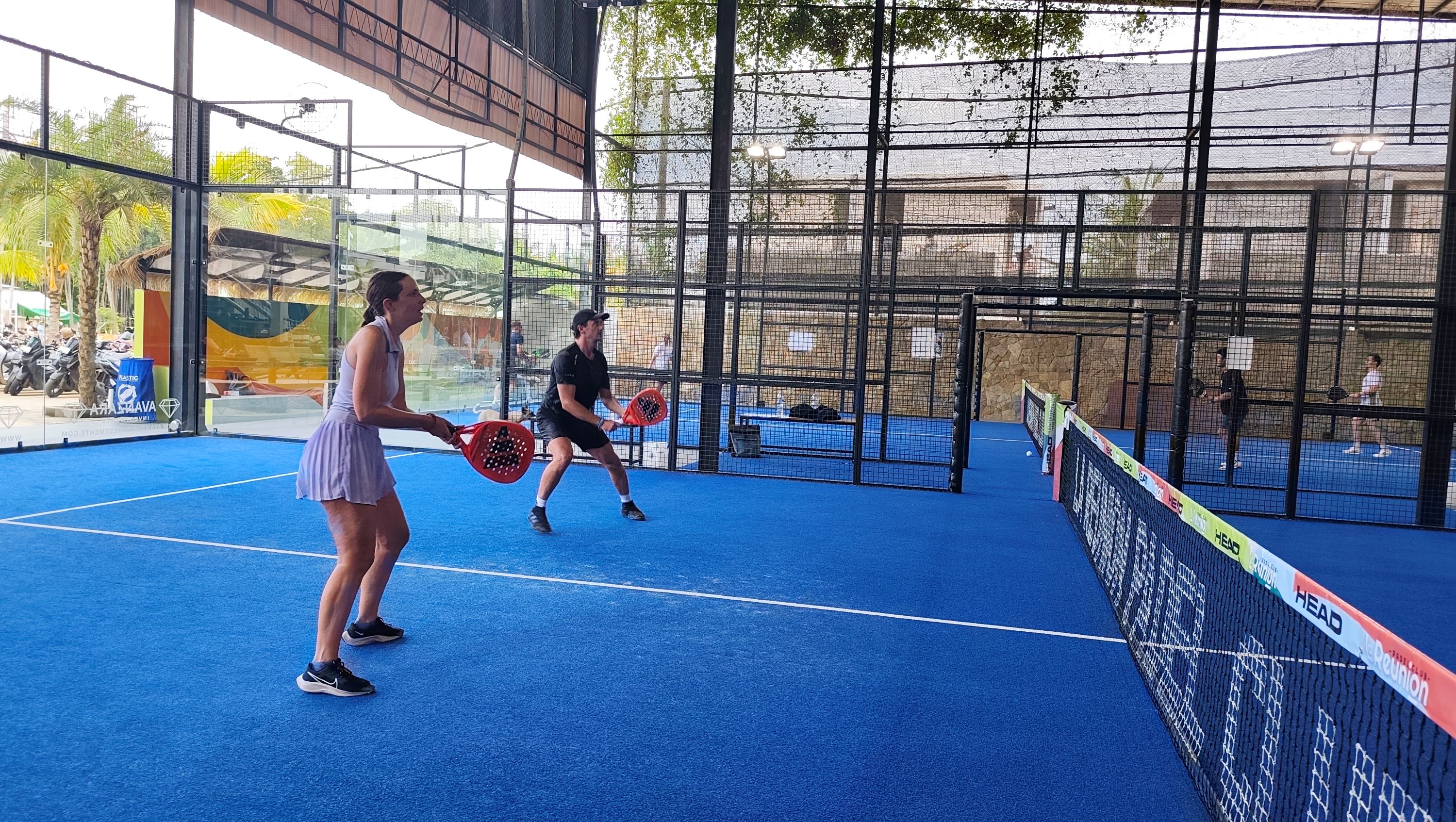 Sejumlah wisatawan asing sedang serius berolahraga padel di salah satu lapangan La Reunion Padel Club di Desa Kuta, Pujut, Lombok Tengah.