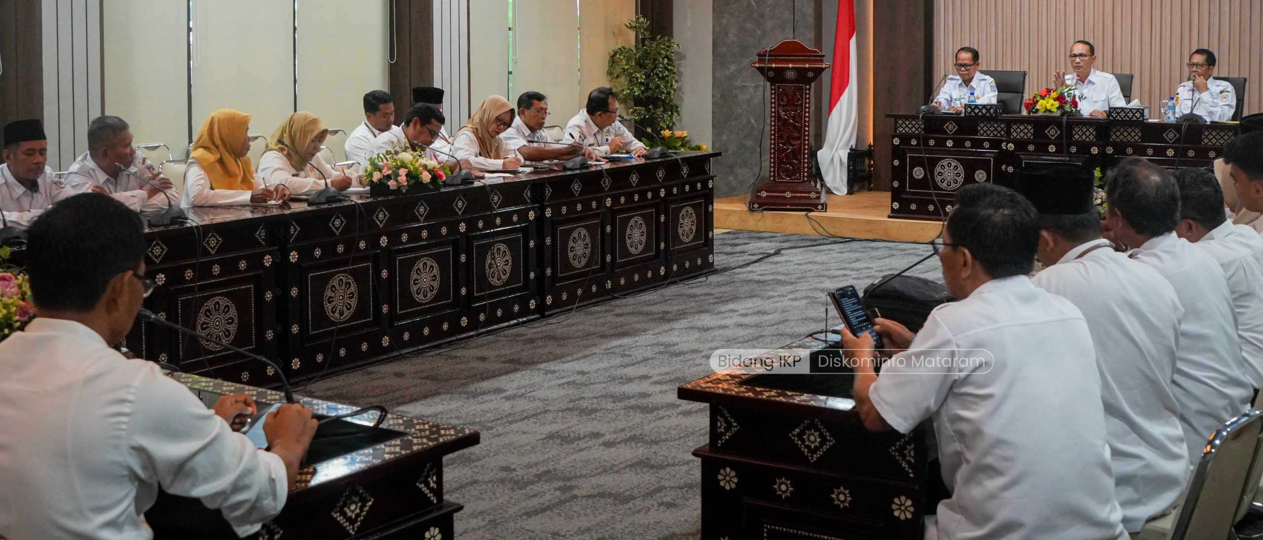 Wali Kota Mataram H Mohan Roliskana  memimpin rapat koordinasi bersama kepala Disdik,Dikes, PGRI, dan MKKS SD dan SMP di Kantor Wali Kota Mataram, Rabu (14/1). Distribusi MBG digeser ke siang hari.