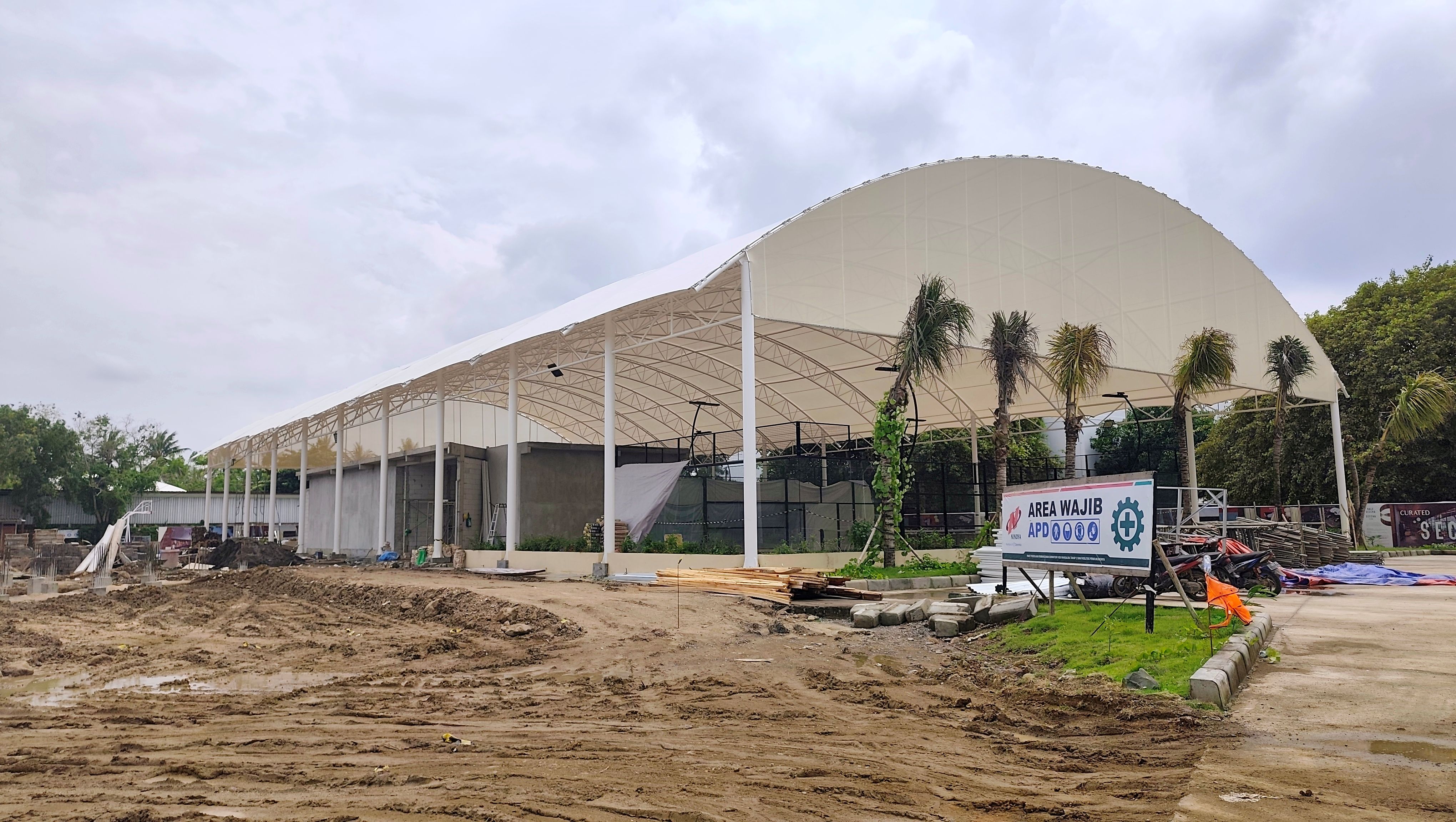 Inilah penampakan pembangunan lapangan padel Seccha Club yang dibangun ITDC di KEK Mandalika, Desa Kuta, Pujut, Lombok Tengah.