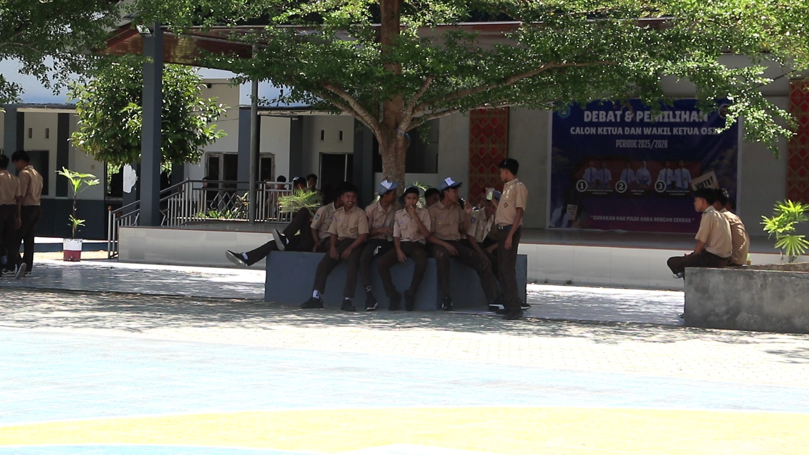Sejumlah siswa berkumpul saat jam istirahat di SMPN 1 Praya, beberapa waktu lalu.