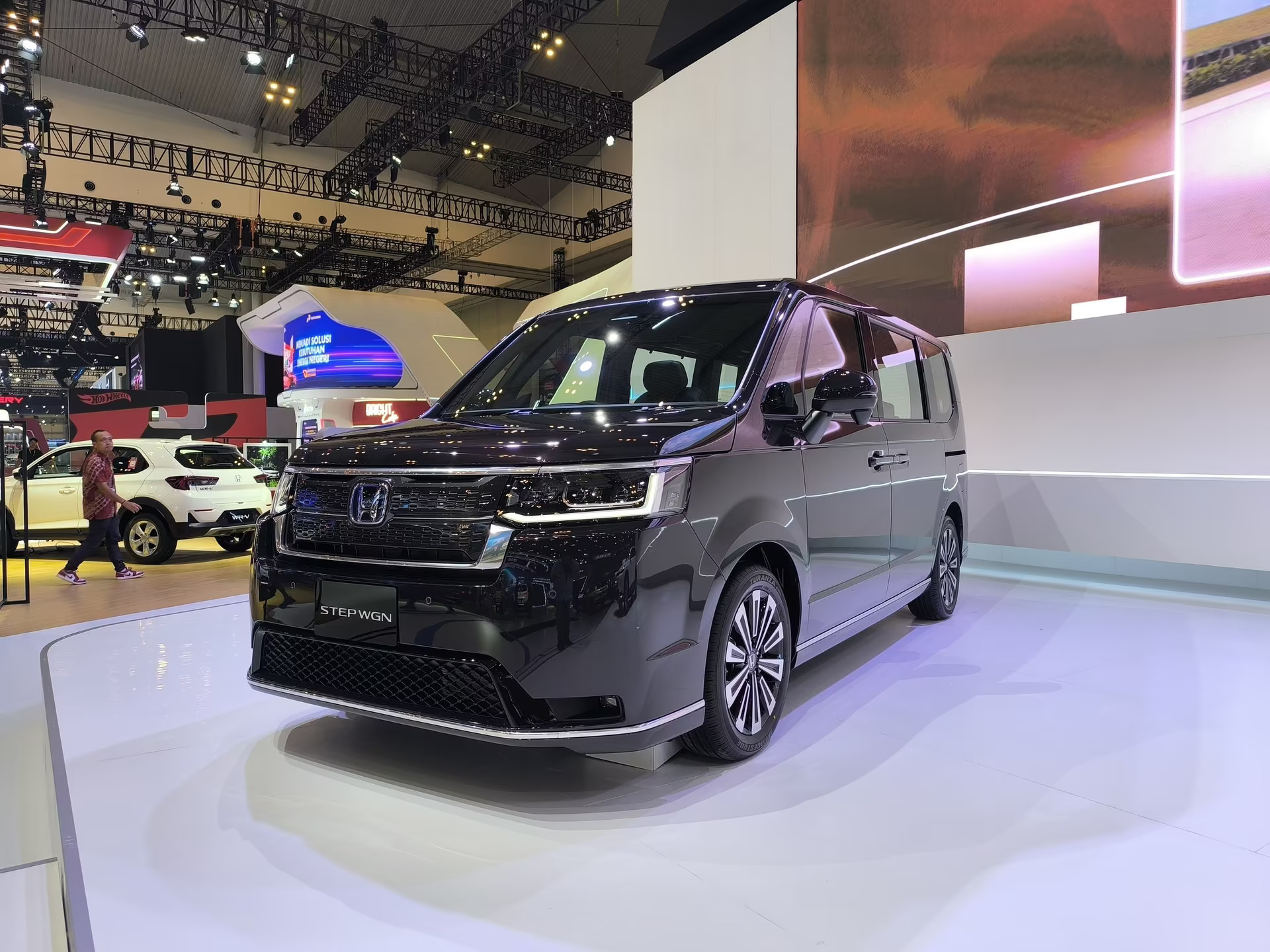 MANJAKAN KELUARGA: Honda STEP WGN e:HEV, mobil berteknologi hybrid.
