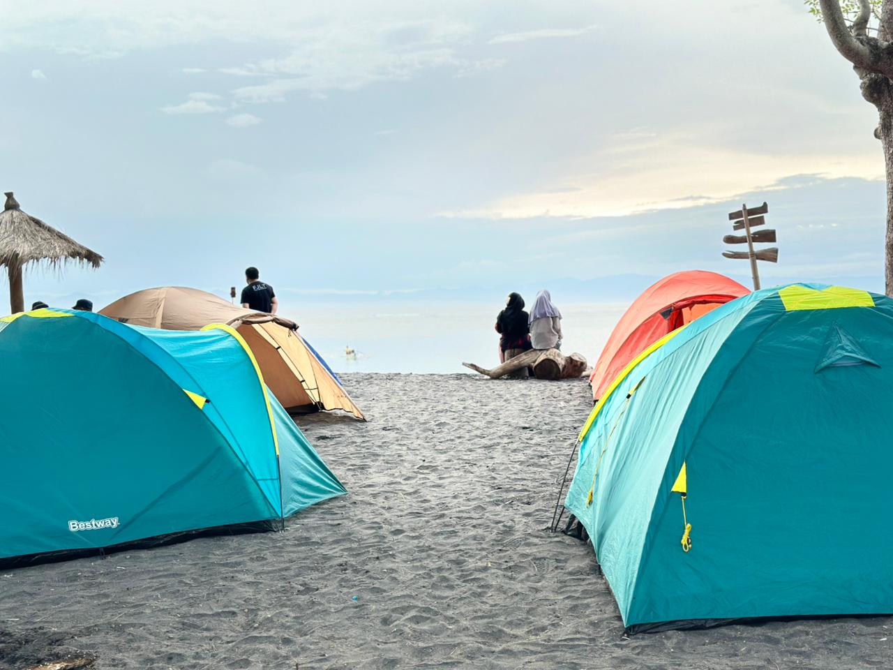 Sejumlah pengujung pantai Sunrise Land Lombok (SLL) saat camping ground untuk menunggu pemandangan matahari terbit