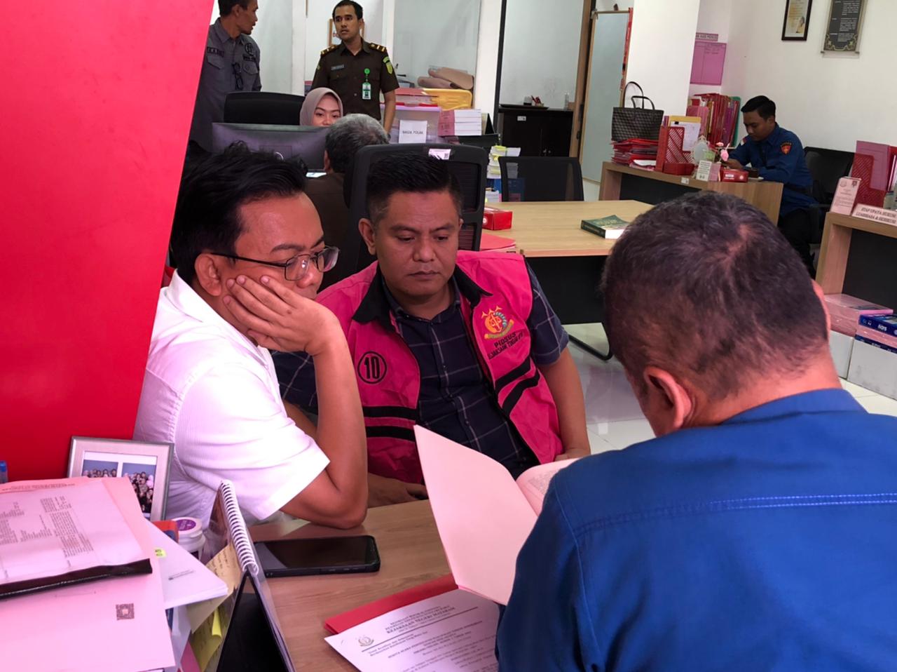 TAHAP DUA: Tersangka gratifikasi DRPD NTB Indra Jaya Usman didampingi penasihat hukumnya saat proses tahap dua di Kejari Mataram, Kamis (15/1) lalu.
