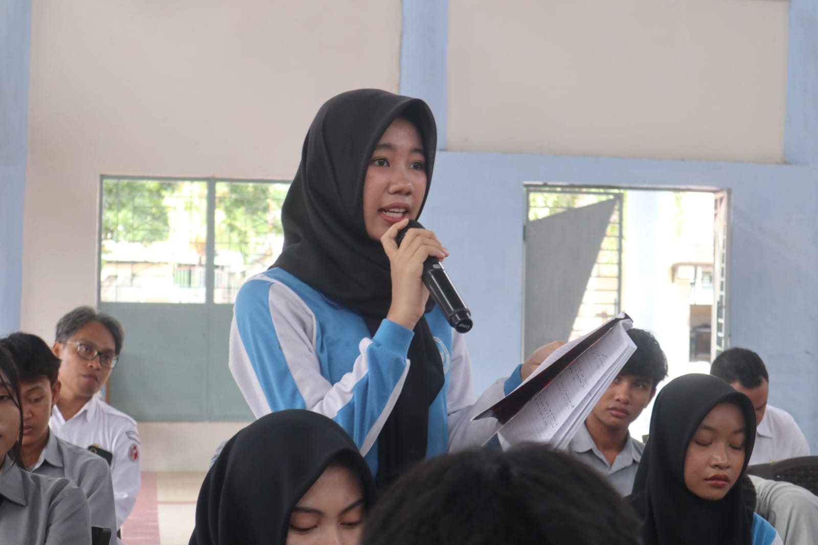 DISKUSI: Seorang siswa SMAN 1 Tanjung memberikan pertanyaan saat kegiatan Bawaslu mengajar