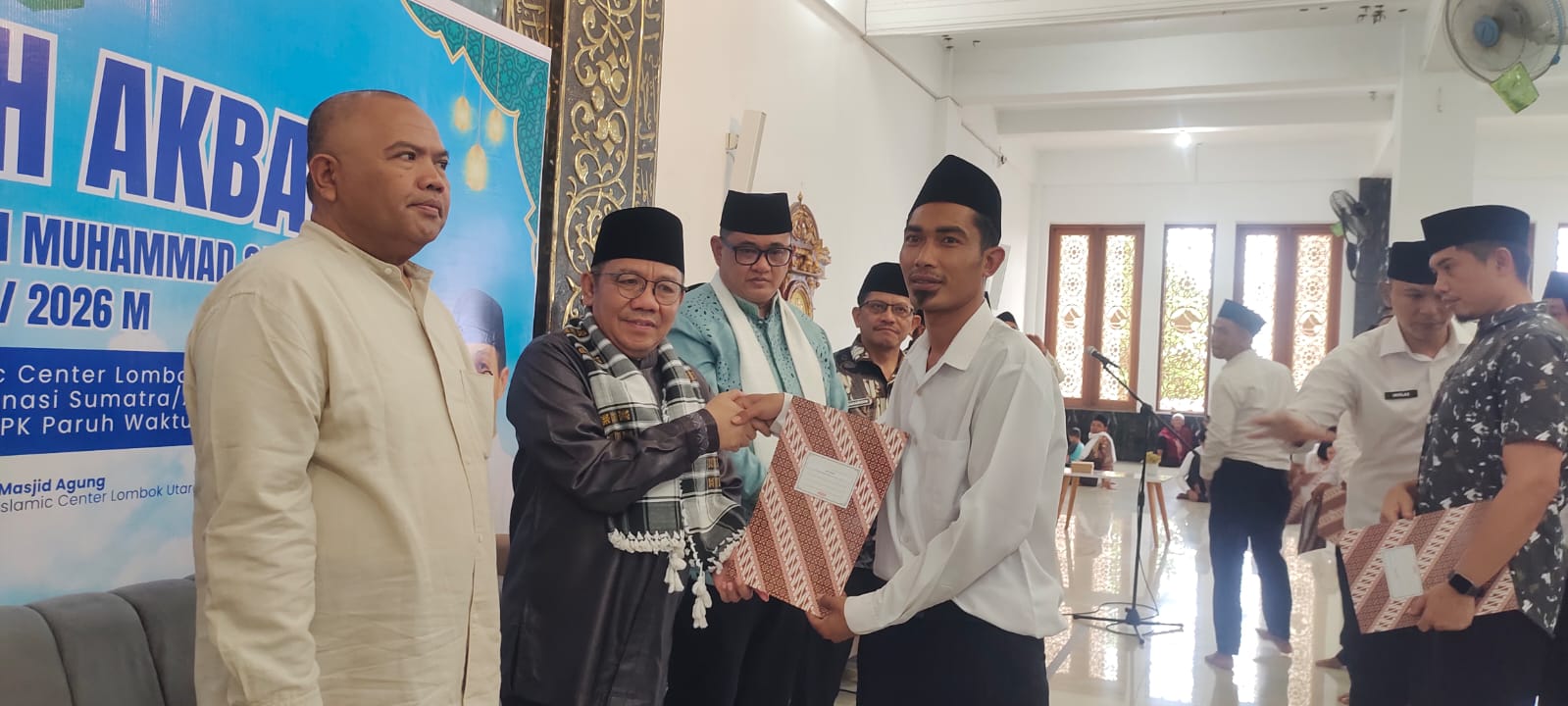 JANJI PENUH WAKTU: PPPK Paruh Waktu menerima SK saat pembagian SK di Islamic Center, pada Kamis (15/1)