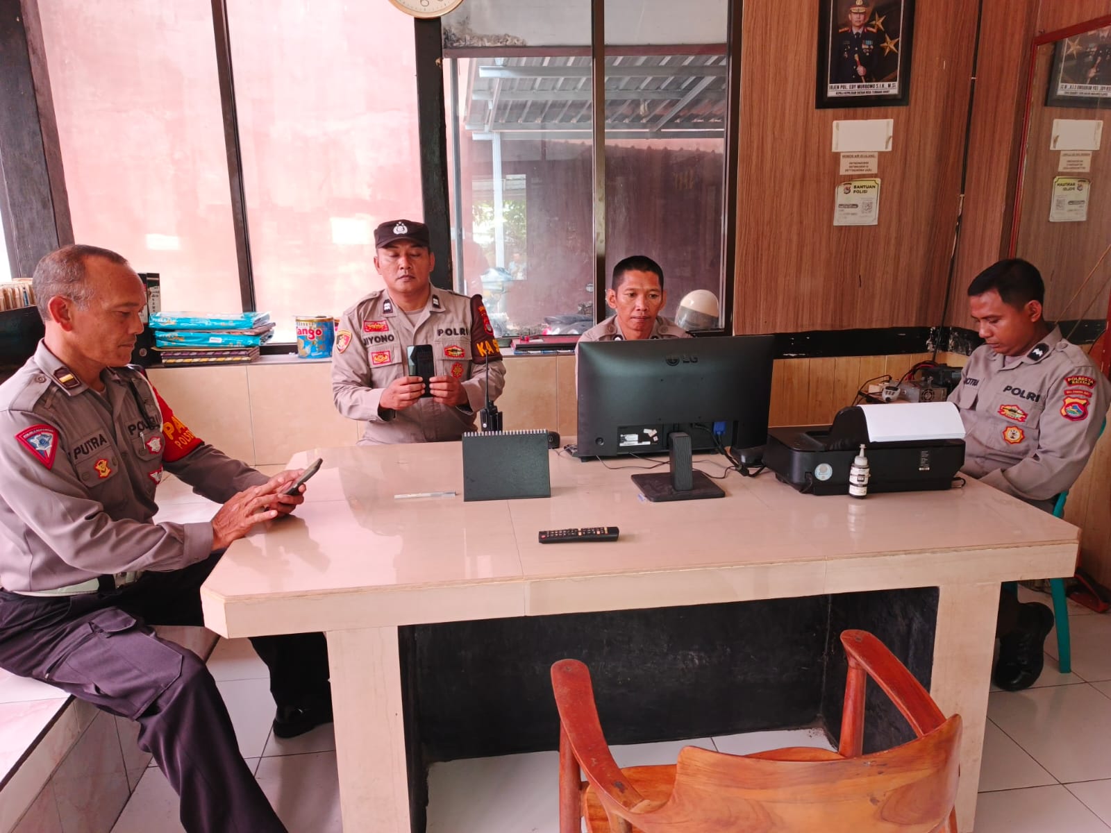 SIAP SIAGA: Petugas Polsek Mataram standby menerima aduan dari masyarakat terkait gangguan Kamtibmas.