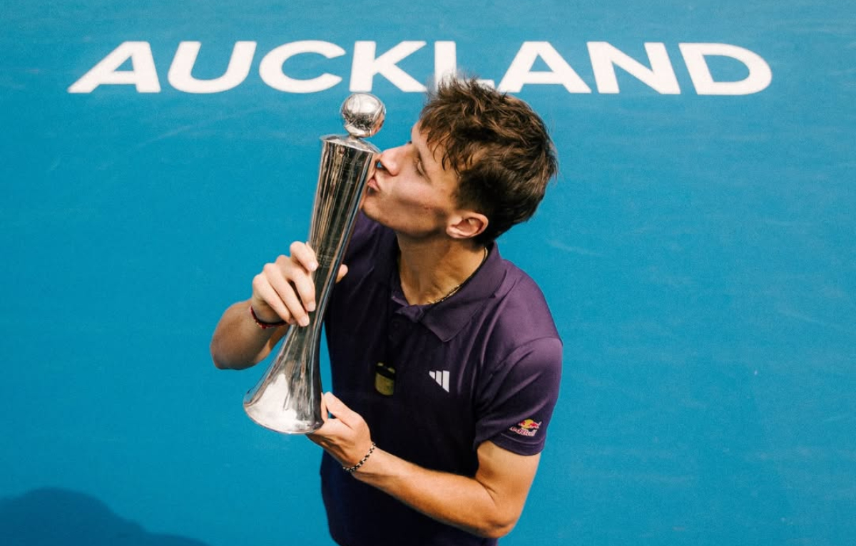 Jakub Mensik juara Auckland 2026 setelah kalahkan Sebastian Baez. Petenis 20 tahun Ceko ini catat start impresif menuju Australian Open.