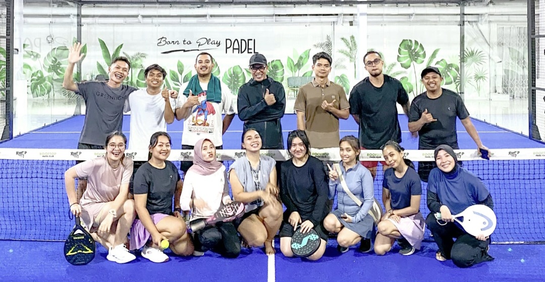 Drh Redityana Putri Sekar Larasati dan anggota komunitas Chill and Play Padel berfoto usai mabar padel di Rooftop Padel Club, Kamis (15/1).