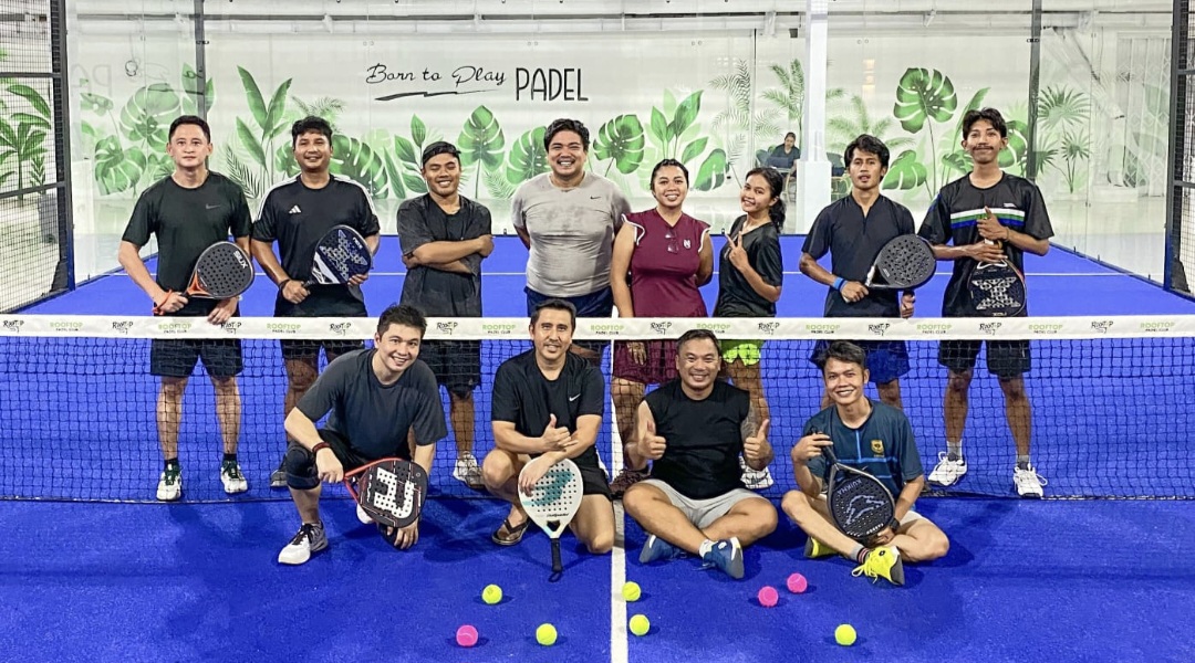Komunitas Chill and Play Padel berfoto usai mabar padel di Rooftop Padel Club, Kamis (15/1). Para anggota komunitas juga mengembangkan relasi bisnis lewat olahraga ini.