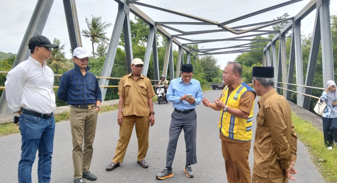 Rombongan Komisi IV DPRD NTB meninjau Jembatan Bakong, di Gerung, Lombok Barat, Kamis (15/1). DPRD mendorong Kementerian PU membantu rekonstruksi jembatan ini.