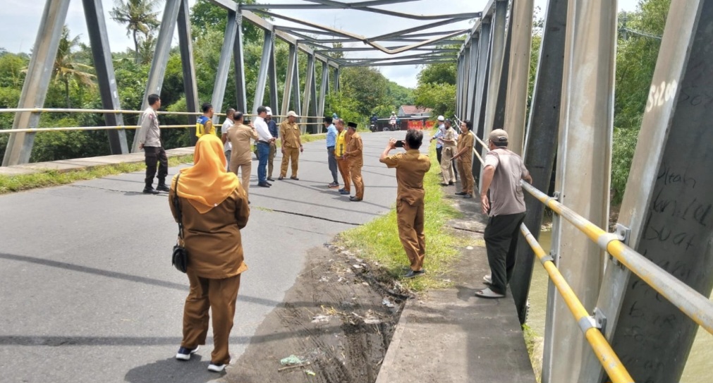 Rombongan Komisi IV DPRD NTB saat meninjau Jembatan Bakong, Lombok Barat, Kamis (15/1).