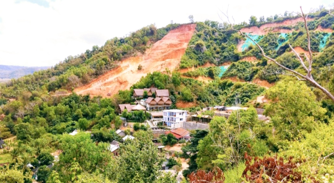 Inilah kondisi perbukitan dekat Sirkuit Mandalika, Lombok Tengah, yang gundul akibat pembangunan vila dan hotel. Laju deforestasi memicu banjir di daerah sekitar.