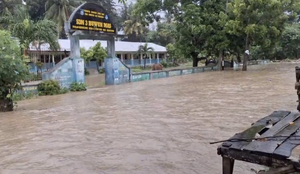 Banjir menggenangi ruas provinsi Sepi-Pengantap di depan SDN 3 Buwun Mas, Kecamatan Sekotong, Lombok Barat, beberapa waktu lalu.