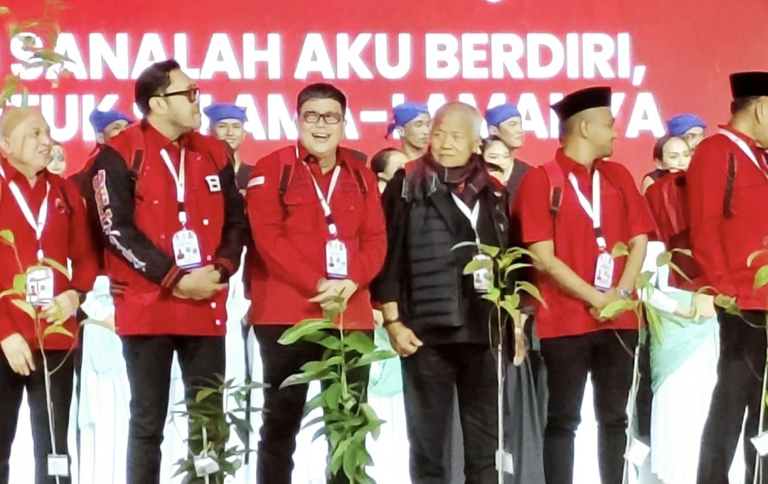 Ketua DPD PDIP NTB Rachmat Hidayat (empat dari kiri) bersama sejumlah ketua DPD PDIP lainnya membawa bibit pohon untuk ditanam. Ini sebagai simbol partai peduli kelestarian lingkungan.