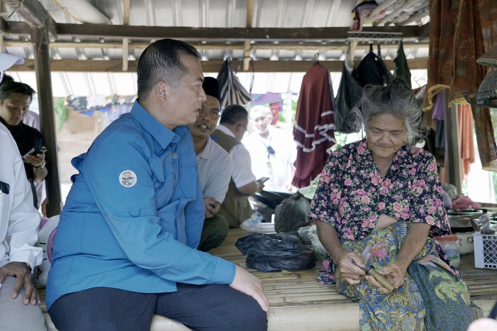 LIHAT KONDISI: Gubernur NTB Lalu Muhamad Iqbal saat meninjau langsung kondisi korban banjir di Desa Kabul, Kecamatan Praya Barat Daya, Lombok Tengah, Rabu (14/1).