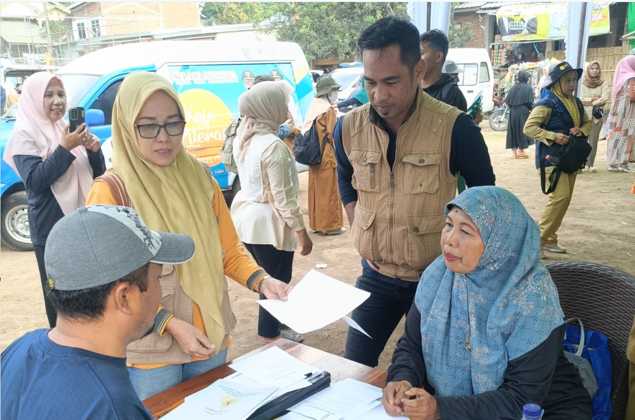 LAYANI PEMBAYARAN PAJAK: Petugas Bappenda Bima sedang melayani masyarakat yang membayar pajak, belum lama ini.