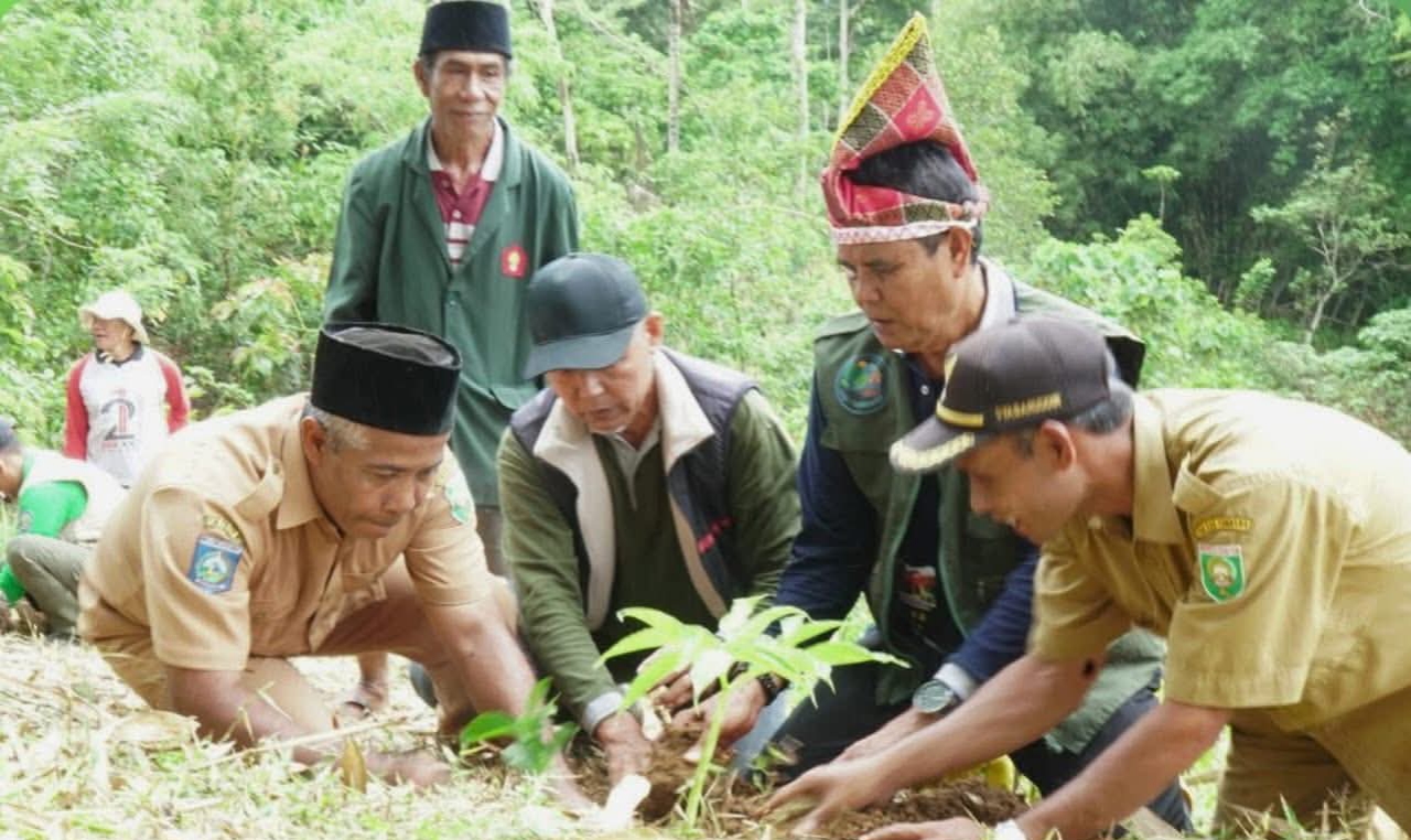 TANAM POHON: Bupati Sumbawa Syarafuddin Jarot (dua kanan) menanam pohon di Desa Tepal, beberapa hari lalu.