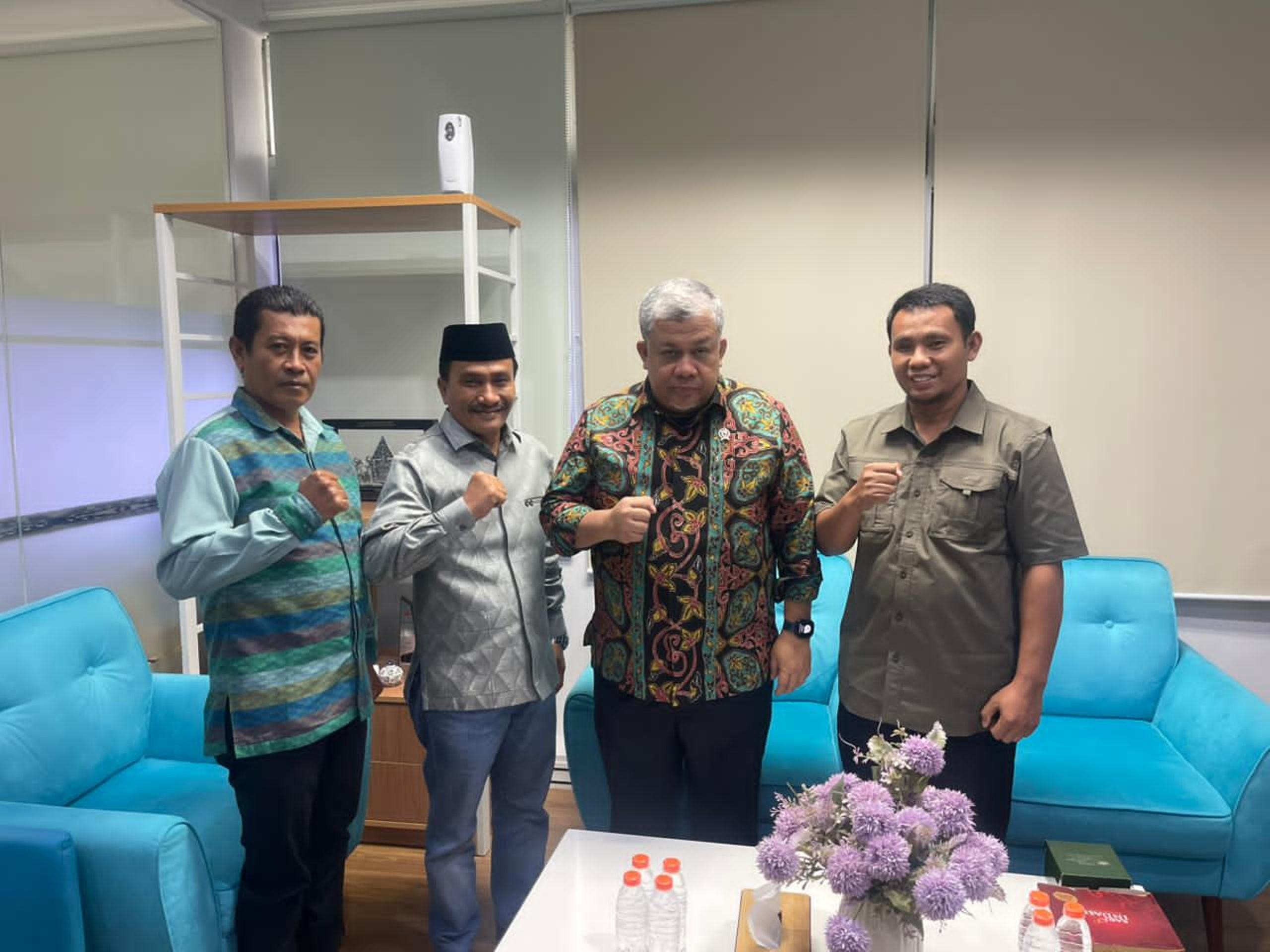 MEMBUAHKAN HASIL: Wakil Bupati Dompu Syirajuddin (dua kiri) menemui Wamen PKP Fahri Hamzah, Kamis (15/1).