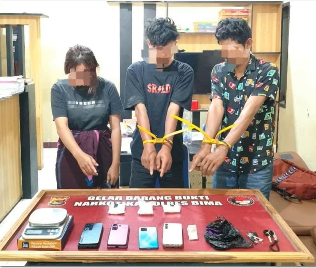 INI PELAKUNYA: Pelaku MR, IR, dan DS diamankan bersama barang bukti sabu di Polres Bima, Jumat (16/1).