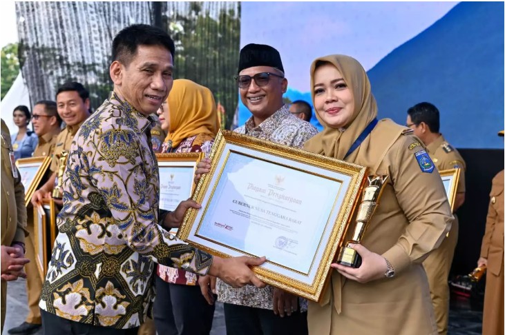 Wakil Gubernur NTB, Hj. Indah Dhamayanti Putri (Umi Dinda), menerima langsung penghargaan bergengsi Upakarya Wanua Nugraha dalam puncak peringatan Hari Desa Nasional (Hardesnas) Tahun 2026.