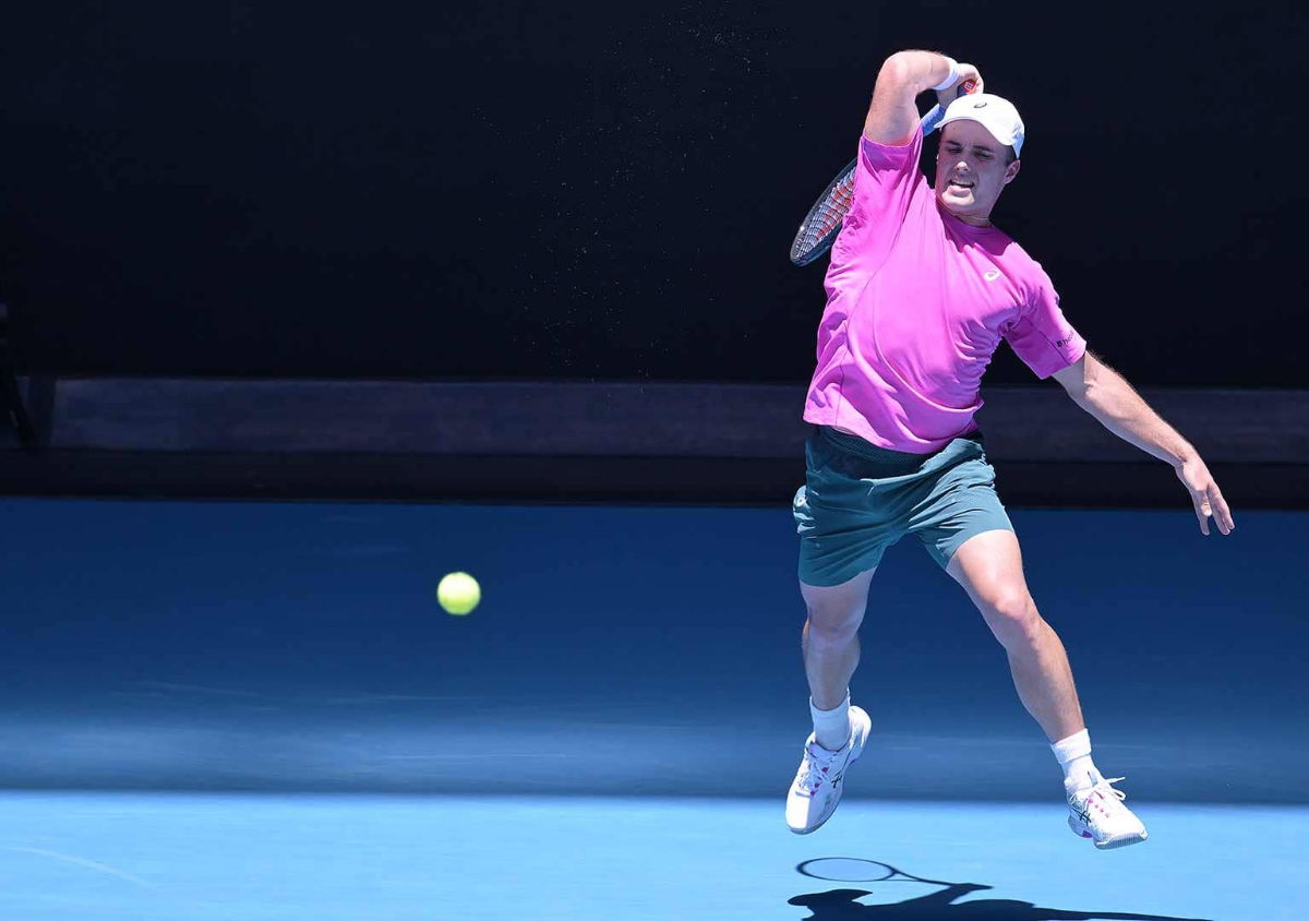 Arthur Fery bikin kejutan besar di Australian Open 2026 usai menyingkirkan Cobolli, sementara Alexander Zverev bangkit ke babak kedua.