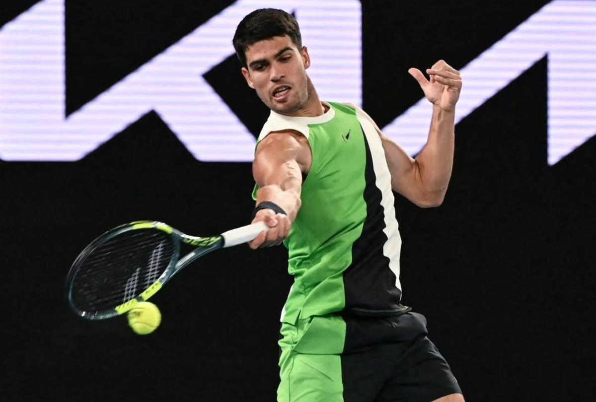 Carlos Alcaraz membuka Australian Open 2026 dengan kemenangan meyakinkan atas Adam Walton dan memulai era baru tanpa Juan Carlos Ferrero.