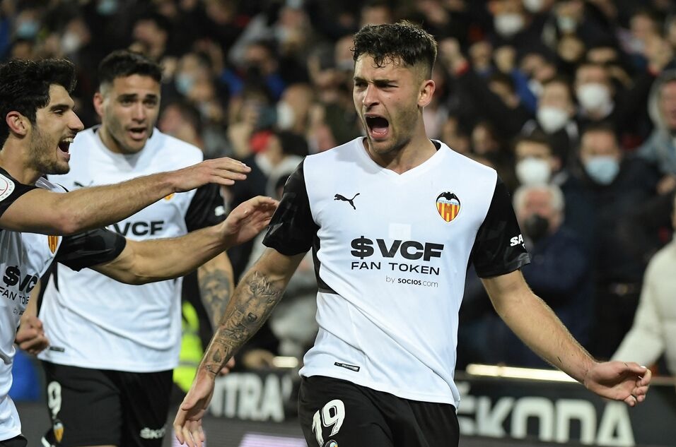 Hugo Duro kembali membela Valencia setelah menjalani skorsing. (Foto: AFP)