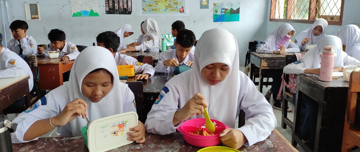Para siswa SMPN 15 Mataram membiasakan sarapan di sekolah dengan membawa lunchbox dan tumbler sendiri ke sekolah tiap hari. SMPN 15 Mataram bidik juara nasional PJAS Aman.