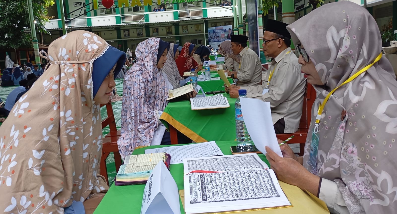 Siswa kelas XII MAN 1 Mataram saat mengikuti uji kompetensi Tahsin Alquran di aula madrasah setempat, pekan lalu. Lulusan MAN 1 Mataram wajib lulus uji tahsin Alquran.