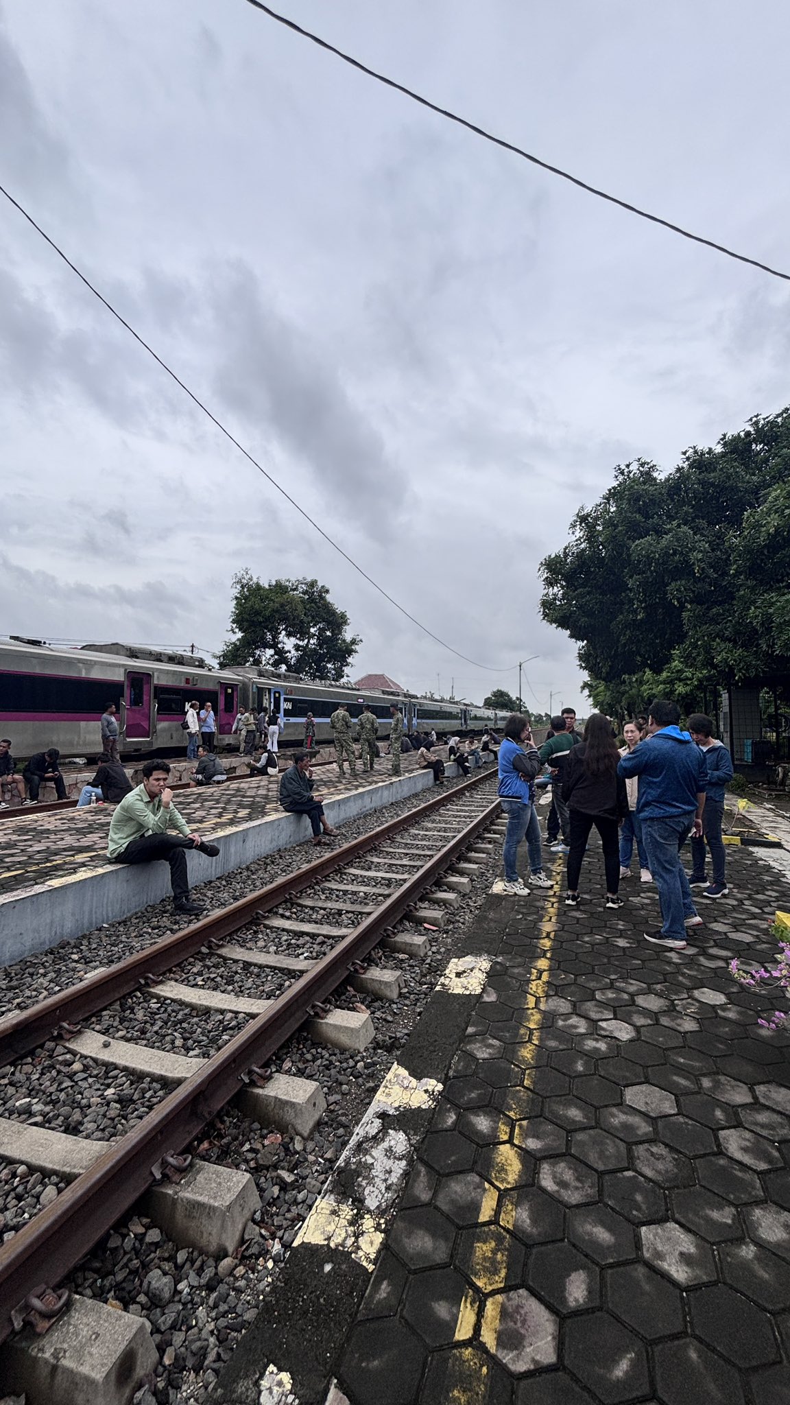 PT Kereta Api Indonesia (KAI) melakukan rekayasa operasi dan pembatalan perjalanan hingga Minggu (18/1) akibat banjir. (internet)